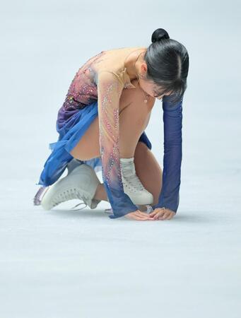 　演技を終え氷に触れる三原舞依