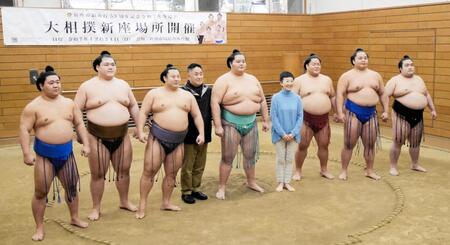 　埼玉栄出身の（左から）藤ノ川、王鵬、翔猿、同校の山田道紀監督、琴桜、山田監督の早苗夫人、大栄翔、琴勝峰、豪ノ山