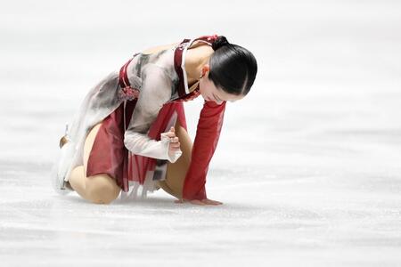 　女子フリーの演技を終え、リンクに膝をつく渡辺倫果