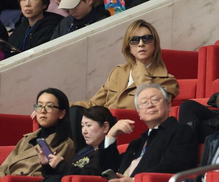 　観戦するＹＯＳＨＩＫＩ。前列左端は浅田真央（撮影・石井剣太郎）