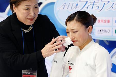 　女子で優勝を果たし、涙を拭く坂本花織（右）。左は中野園子コーチ