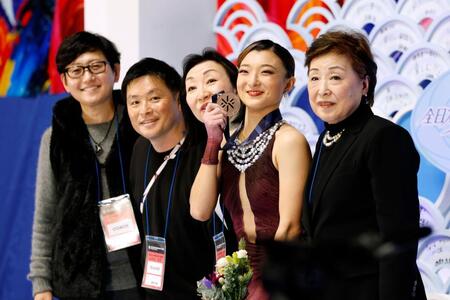 　女子で５連覇を果たし、中野園子コーチ（右端）らと記念撮影する坂本花織（右から２人目）