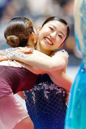 　女子の表彰式で、優勝した坂本花織（左）と抱き合う３位の千葉百音