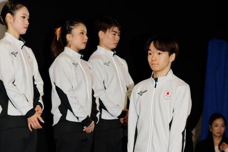 　ミラノ・コルティナ冬季五輪代表に決まったフィギュアスケート男子の鍵山優真（右端）