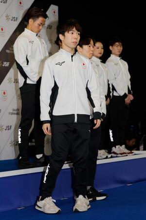　ミラノ・コルティナ冬季五輪代表に決まったフィギュアスケート男子の佐藤駿（手前）