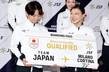 　ミラノ・コルティナ冬季五輪代表に決まり笑顔の鍵山優真（左）と坂本花織