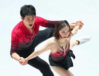 　ペアＳＰで演技する三浦璃来（右）、木原龍一組