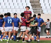 　高木（中央右）が勝ち越しゴールを決め、喜ぶ京産大フィフティーン