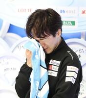 　得点を聞く鍵山優真（撮影・石井剣太郎）