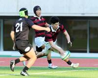 　後半、トライを決める早大・矢崎由高（撮影・山口登）