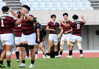 　前半、逆転のトライを決め喜ぶ早大・糸瀬真周（中央）＝撮影・山口登