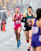 　２区で力走する東大阪大敬愛・久保凛（左）＝撮影・山口登