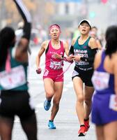 　第二区で力走する東大阪大敬愛・久保凛（中央）＝撮影・山口登