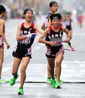 　第二中継所で長野東・真柴愛里（右）は長野東・田辺陽菜からたすきを受け取り走り出す（撮影・山口登）