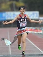 トップでゴールする長野東・今井玲那＝たけびしスタジアム（撮影・飯室逸平）