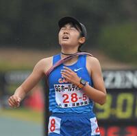 　ゴールする須磨学園アンカー・西村美羽菜（撮影・飯室逸平）