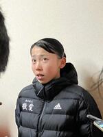 　涙ながらに高校生活を振り返る久保凛