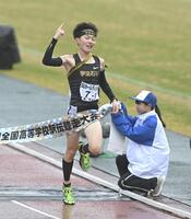 　トップでゴールする学法石川