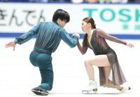 　演技する紀平梨花、西山真瑚組（撮影・石井剣太郎）