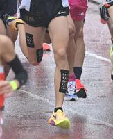 　一致団結を図った太ももの黒テープ