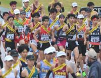 　スタートする男子の選手たち（撮影・飯室逸平）