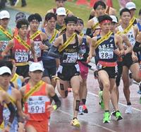 　男子１区で驚異的な日本選手最高記録をマークした学法石川・増子陽太（中央）＝撮影・飯室逸平