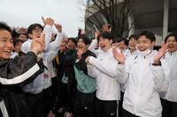 　優勝し笑顔をみせる学法石川の増子陽太（中央）ら選手たち