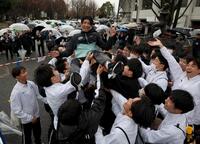 　優勝し胴上げされる学法石川の増子陽太選手