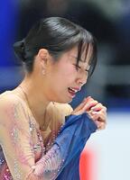 　演技を終え涙を流す三原舞依