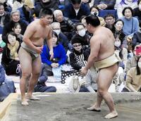 　兄の藤ノ川に胸を出される埼玉栄１年の斎藤夕剛（左）