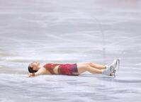 　女子フリーの演技を終え、リンクに倒れ込む樋口新葉