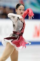 　演技する渡辺倫果