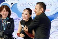 　女子フリーの演技を終え、キスアンドクライで笑顔を見せる樋口新葉（中央）。右は岡島功治コーチ