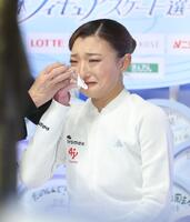 　涙を流す坂本花織（撮影・石井剣太郎）