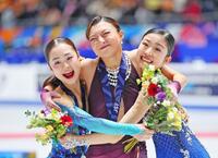 　表彰式で笑顔を見せる女子で優勝した坂本花織（中）、２位の島田麻央（左）、３位の千葉百音