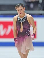 　演技を終え小さく拳を握る坂本花織