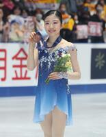 　メダルを手にする千葉百音（撮影・石井剣太郎）