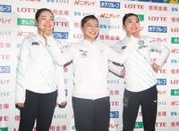 　ポーズを決める（左から）島田麻央、坂本花織、千葉百音（撮影・石井剣太郎）