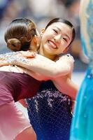 　女子の表彰式で、優勝した坂本花織（左）と抱き合う３位の千葉百音