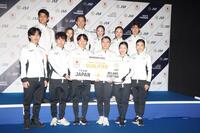 　フィギュアスケートのミラノ・コルティナ冬季五輪代表に決まった（前列左から）男子の三浦佳生、佐藤駿、鍵山優真、女子の坂本花織、中井亜美、千葉百音、（後列同）ペアの木原龍一、三浦璃来、森口澄士、長岡柚奈、アイスダンスの吉田唄菜、森田真沙也（撮影・石井剣太郎）