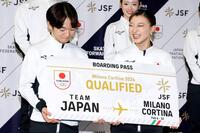 　ミラノ・コルティナ冬季五輪代表に決まり笑顔の鍵山優真（左）と坂本花織