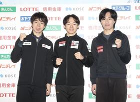 　ポーズを決める（左から）佐藤駿、鍵山優真、三浦佳生（撮影・石井剣太郎）