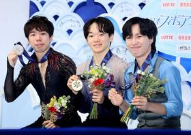　メダルを手にポーズを決める（左から）佐藤駿、鍵山、三浦佳生