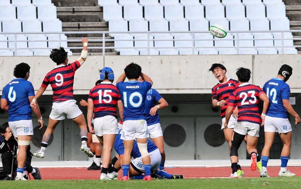 　終了間際に京産大・奈須（右から３人目）が同点トライを決める（撮影・山口登）　