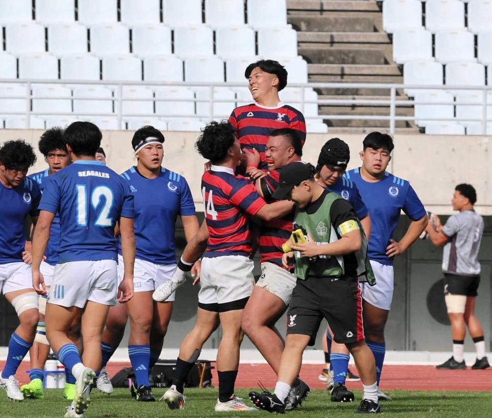 　高木（中央右）が勝ち越しゴールを決め、喜ぶ京産大フィフティーン