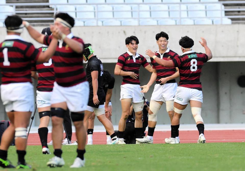 　前半、逆転のトライを決め喜ぶ早大・糸瀬真周（中央）＝撮影・山口登