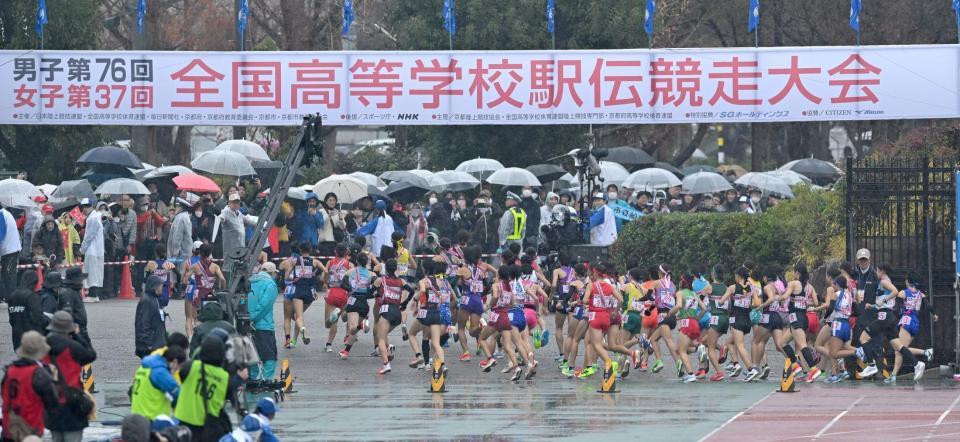 　スタ-トをきり、競技場を後にする選手たち（撮影・飯室逸平）