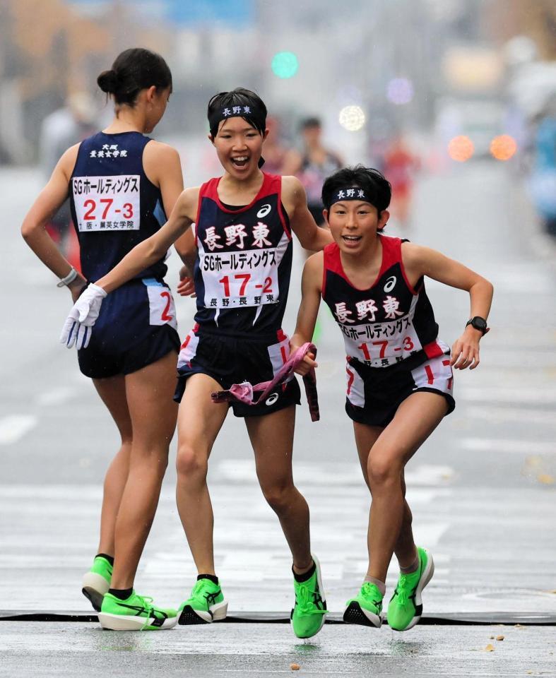 　第二中継所で長野東・真柴愛里（右）は長野東・田辺陽菜からたすきを受け取る（撮影・山口登）