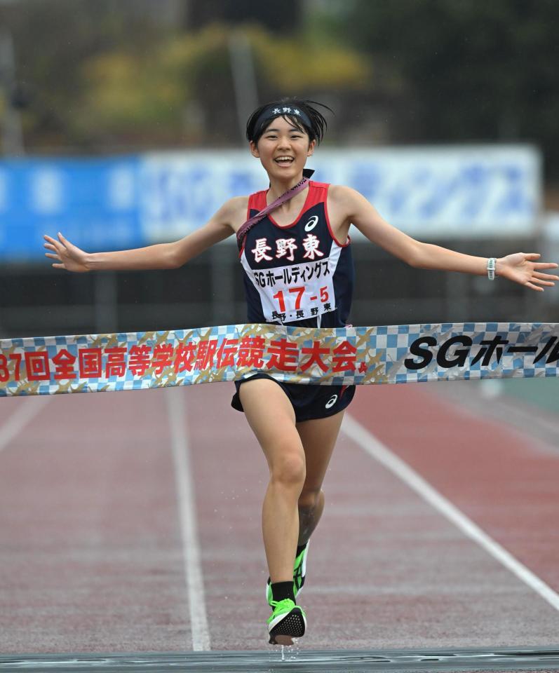 　トップでゴールする長野東・今井（撮影・飯室逸平）