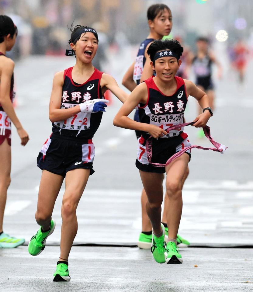 　第二中継所で長野東・真柴愛里（右）は長野東・田辺陽菜からたすきを受け取り走り出す（撮影・山口登）